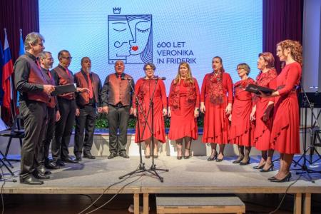 Deklica s piščalko-33